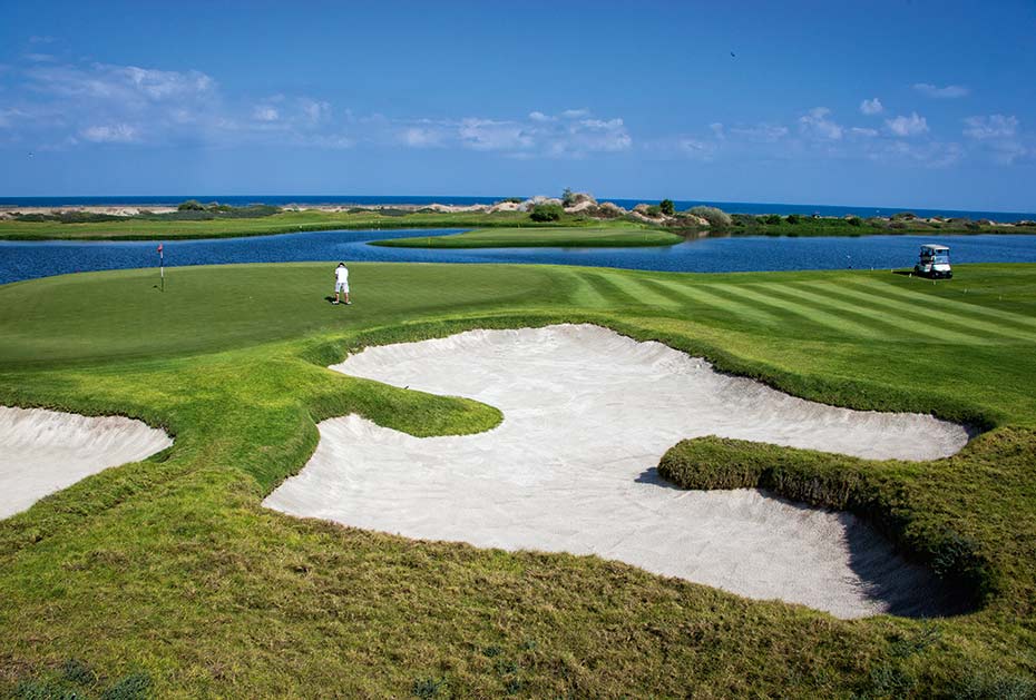 Al Mouj Golf Club: Das 9. Grün ragt ins Meer hinaus und zählt zu den schönsten Spielbahnen des Omans