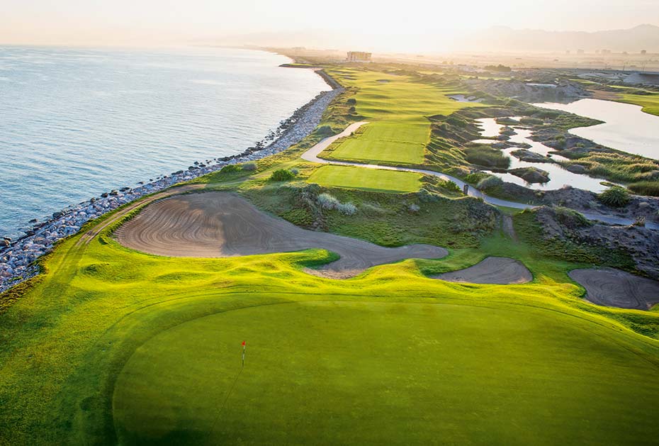 Al Mouj Golf Club: Loch 3 (Par 5) ist ein klassischer Strandläufer und führt direkt am Golf von Oman entlang