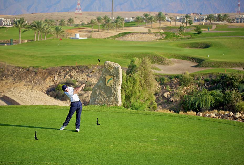 Muscat Hills Golf & Country Club: Insgesamt muss sieben Mal über Schluchten abgeschlagen werden. Auf dem Foto die 4. Spielbahn, ein Par 5 ...