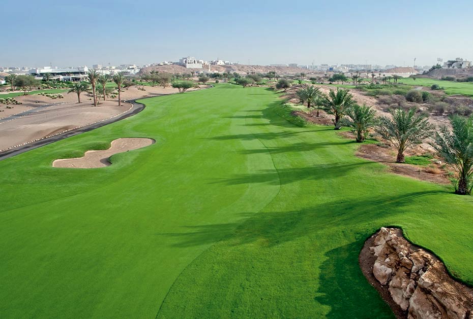 Ghala Golf Club: Loch 1 vom Grün aus in Richtung Teebox