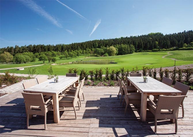 Die Aussicht von der Golfhütten-Terrasse lässt im Spa & GolfResort Weimarer keine Wünsche offen