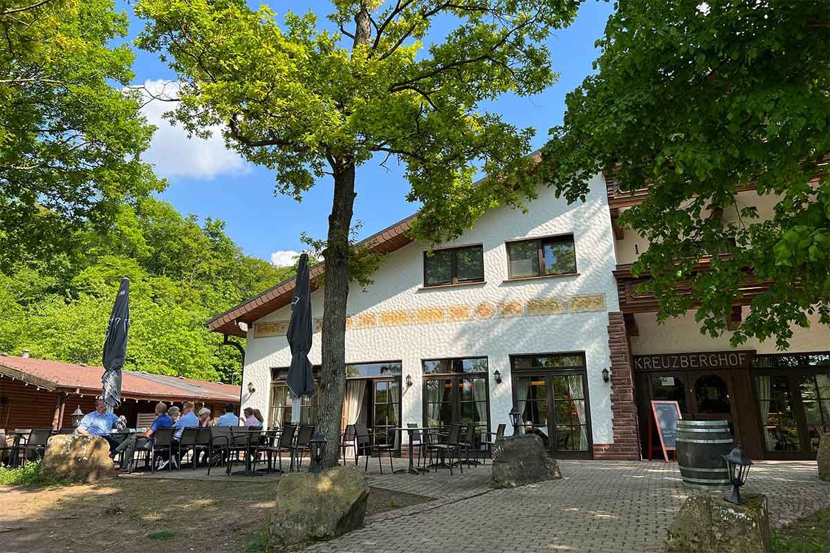 In alpenländischem Stil gehalten: Das Hotel Kreuzberghof mit gemütlichem Biergarten