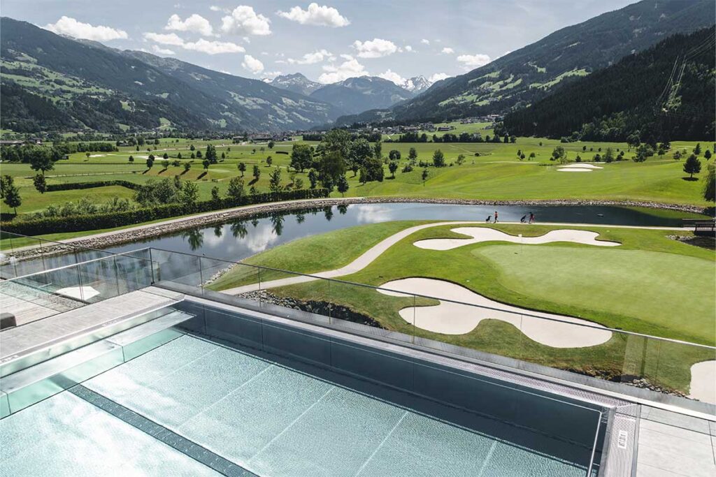 Highlight: Der Infinity Pool auf dem Dach der Sportresidenz Zillertal mit atemberaubendem Blick